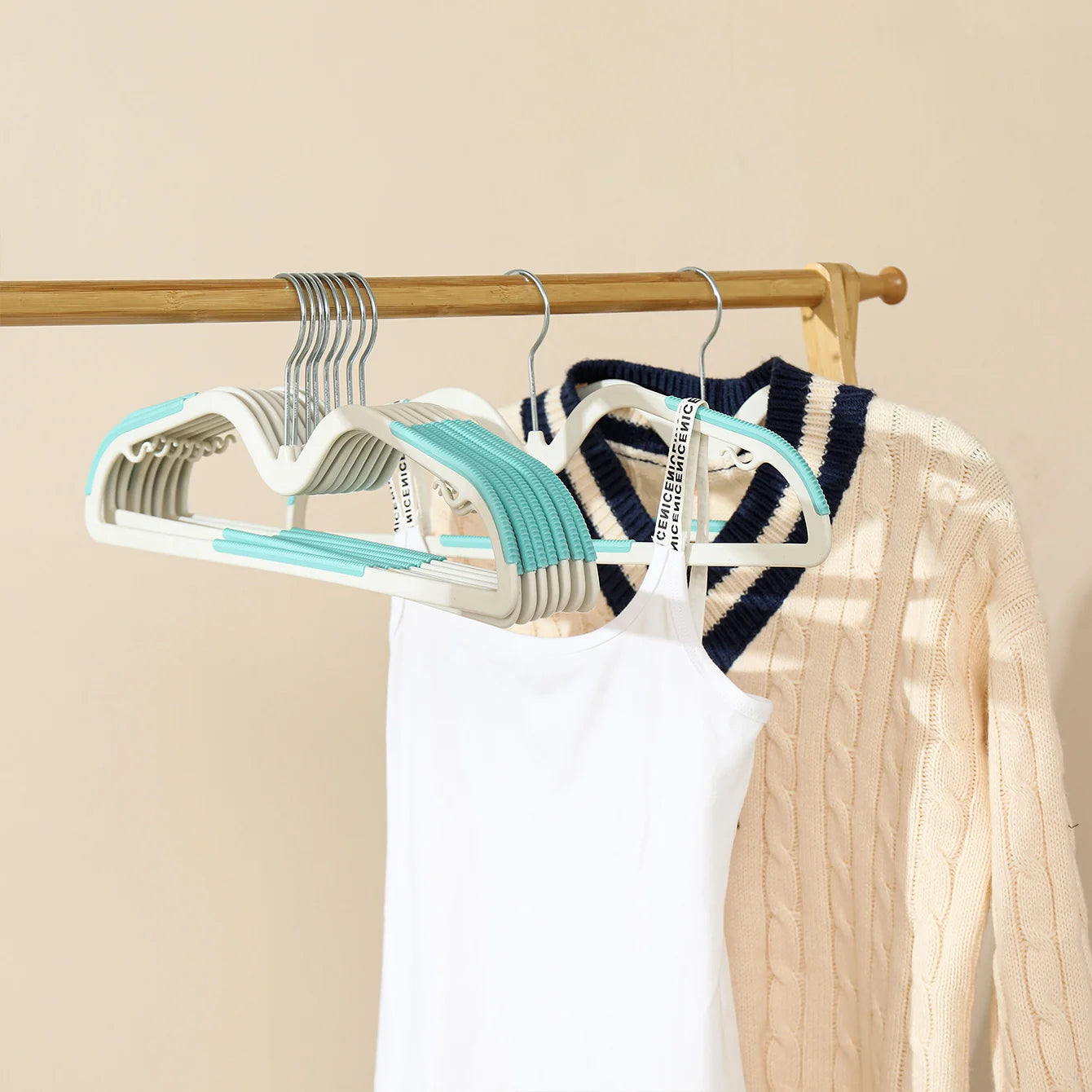 10pcs Non-Slip Plastic Hangers with Metal Hooks