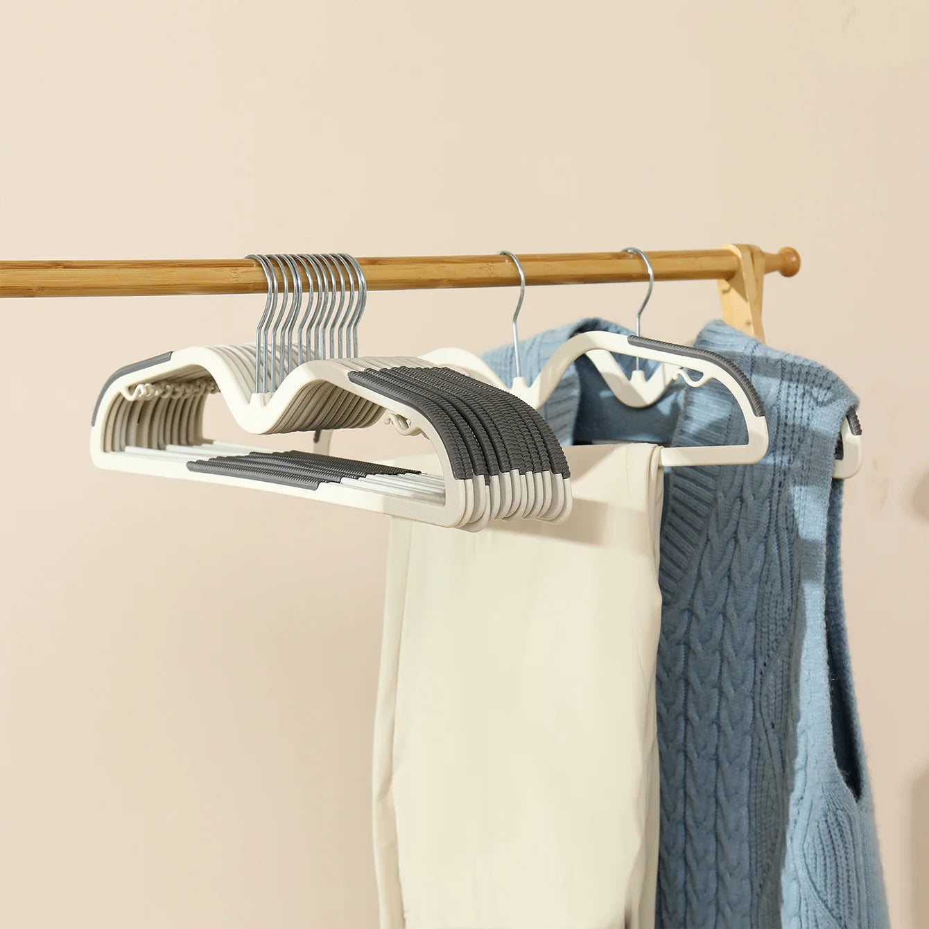 10pcs Non-Slip Plastic Hangers with Metal Hooks